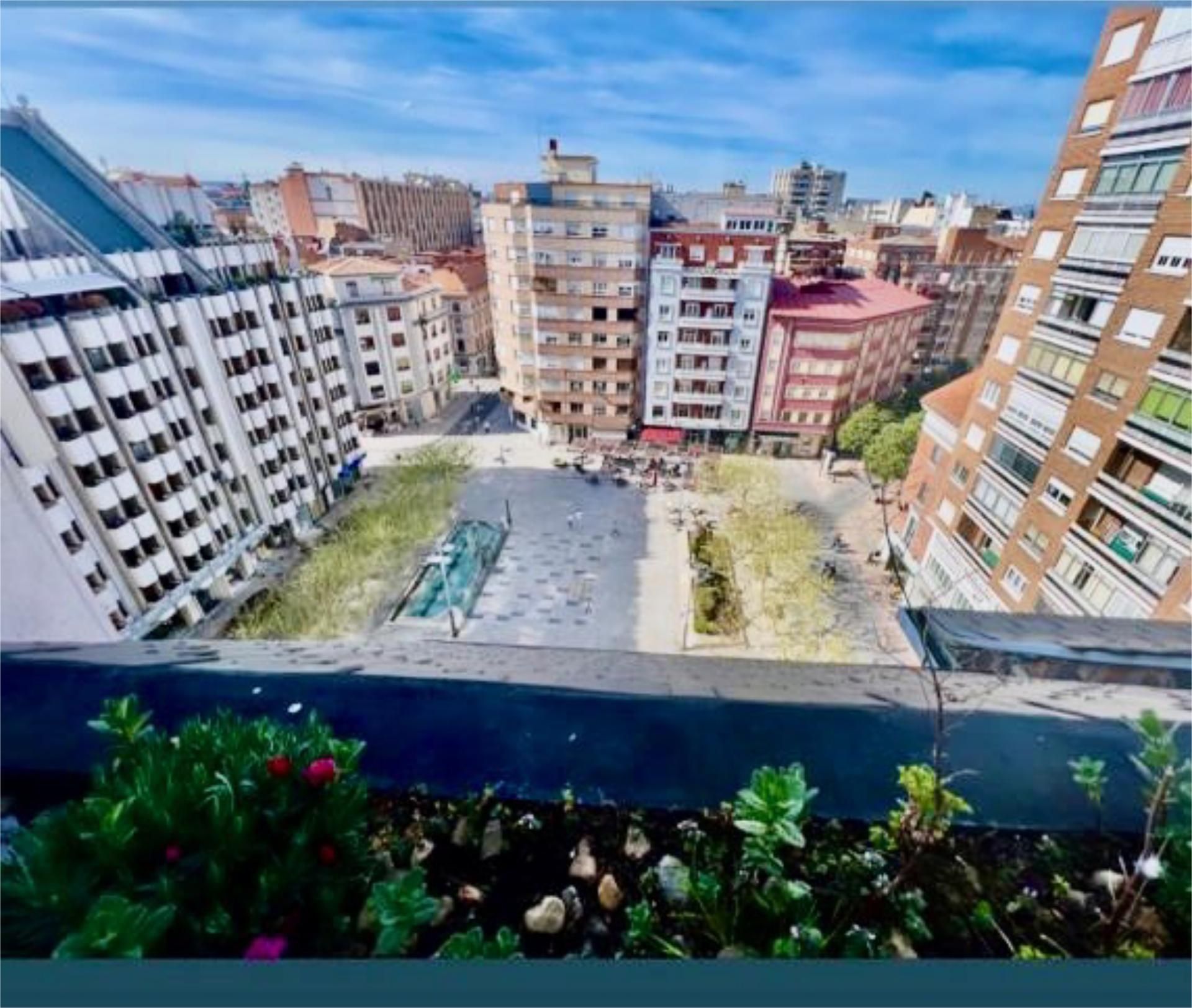 Vista exterior de Piso de alquiler en León Capital  con Calefacción, Jardín privado y Parquet