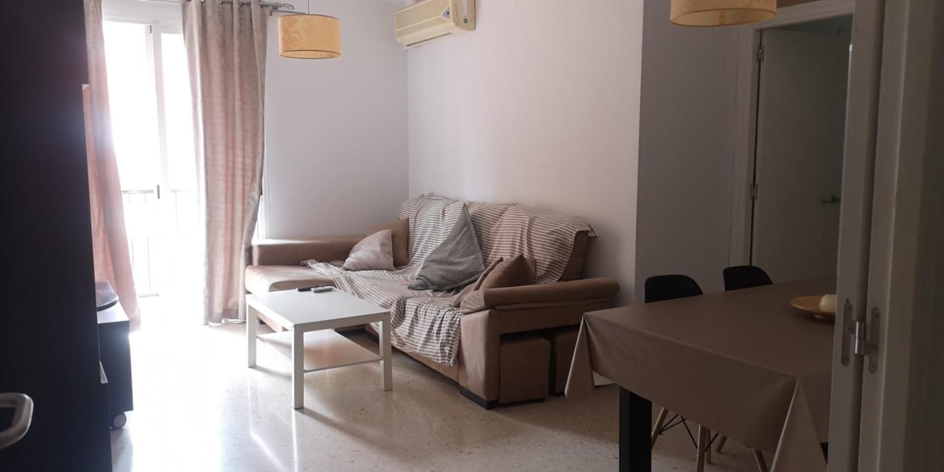 Sala de estar de Piso para compartir en La Rinconada con Aire acondicionado, Amueblado y Horno