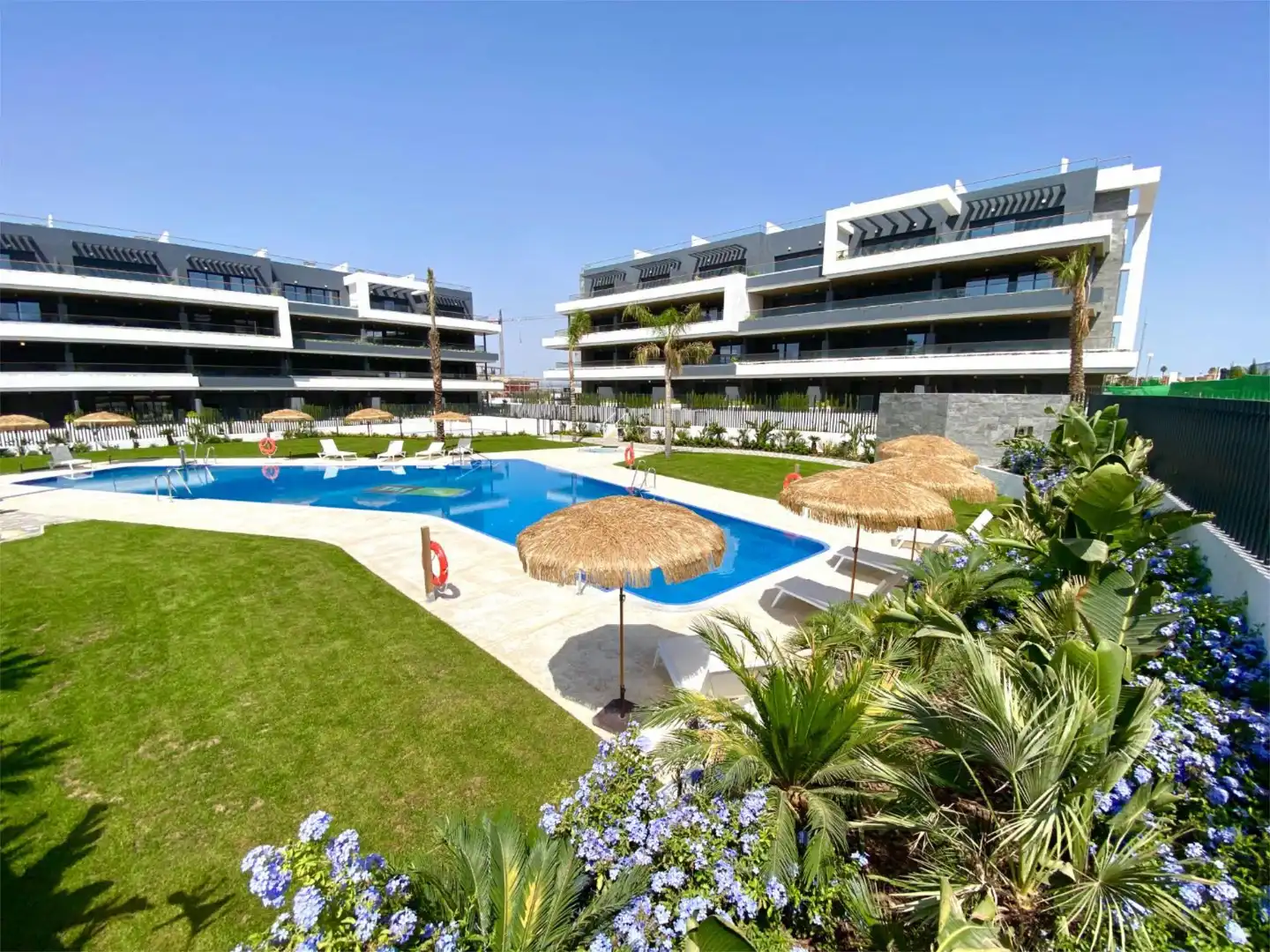 Vista exterior de Piso en venta en Torrevieja con Aire acondicionado, Jardín privado y Terraza