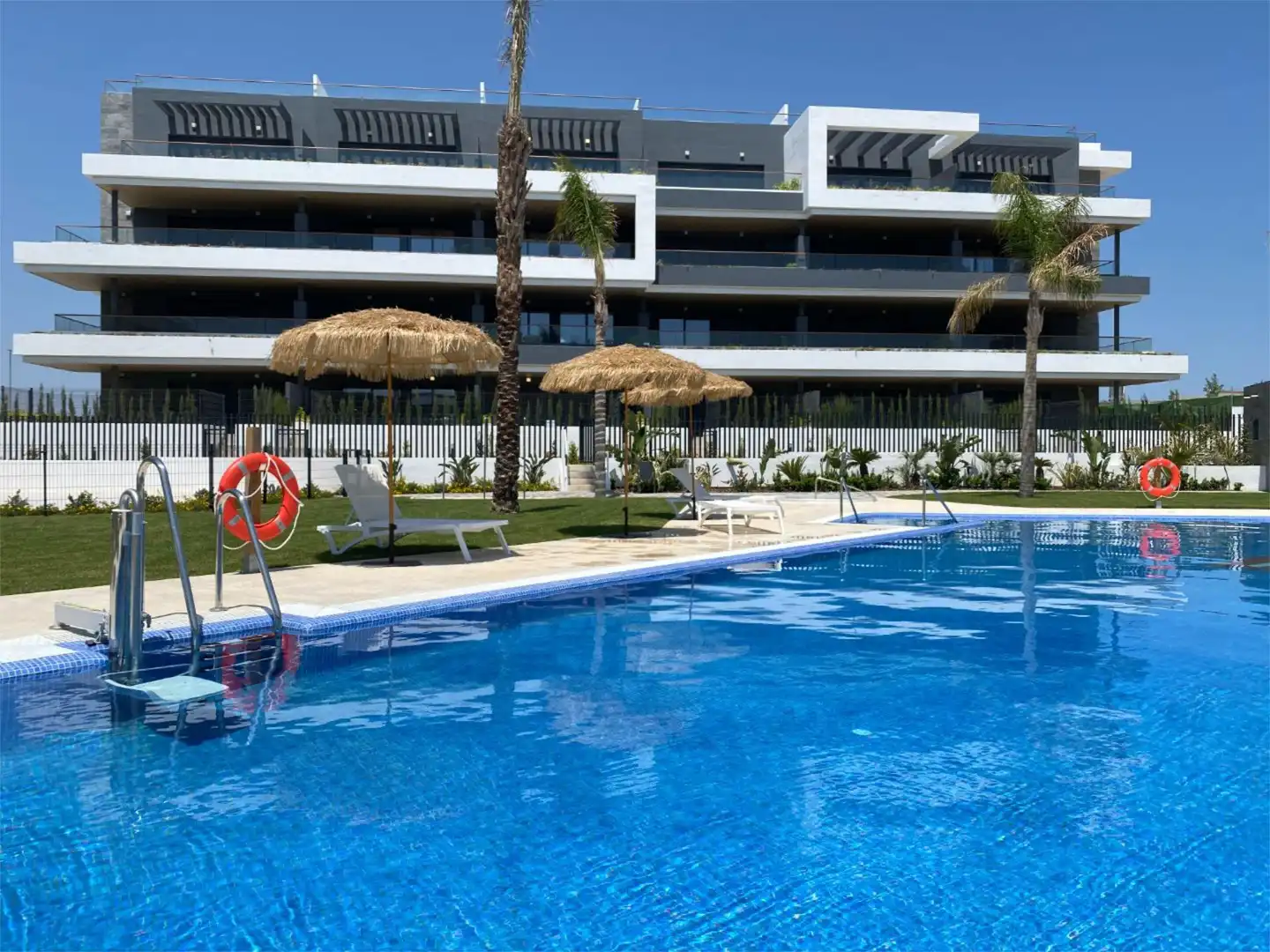 Piscina de Piso en venta en Torrevieja con Aire acondicionado, Jardín privado y Terraza