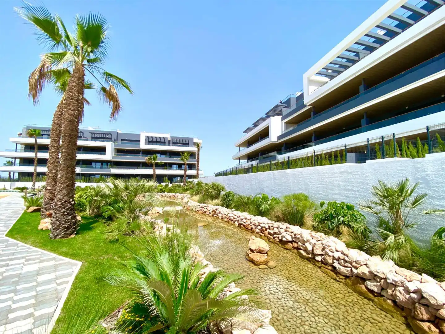 Vista exterior de Piso en venta en Torrevieja con Aire acondicionado, Jardín privado y Terraza