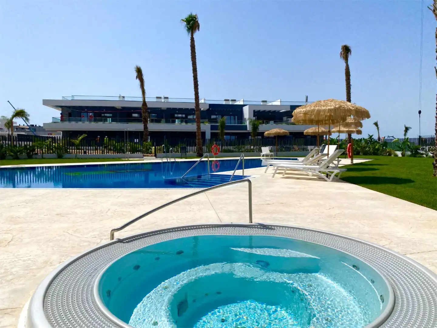 Piscina de Piso en venta en Torrevieja con Aire acondicionado, Jardín privado y Terraza