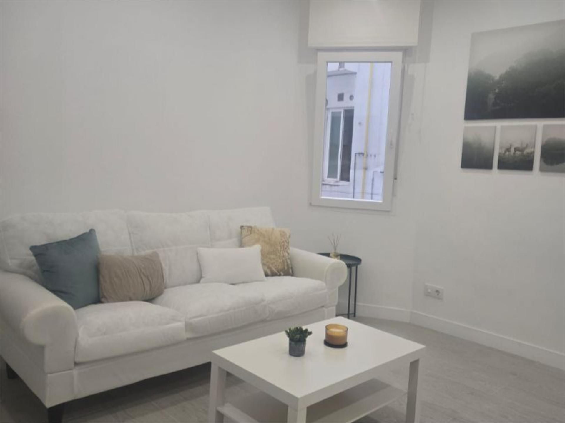 Living room of Flat to rent in  Madrid Capital  with Air Conditioner, Heating and Parquet flooring