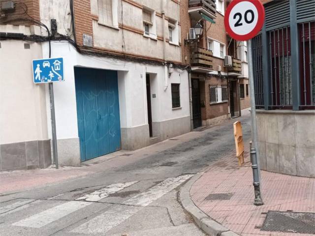 Local comercial en Alquiler en Calle Salinas, 14 en Estación - Parque O'Donnell