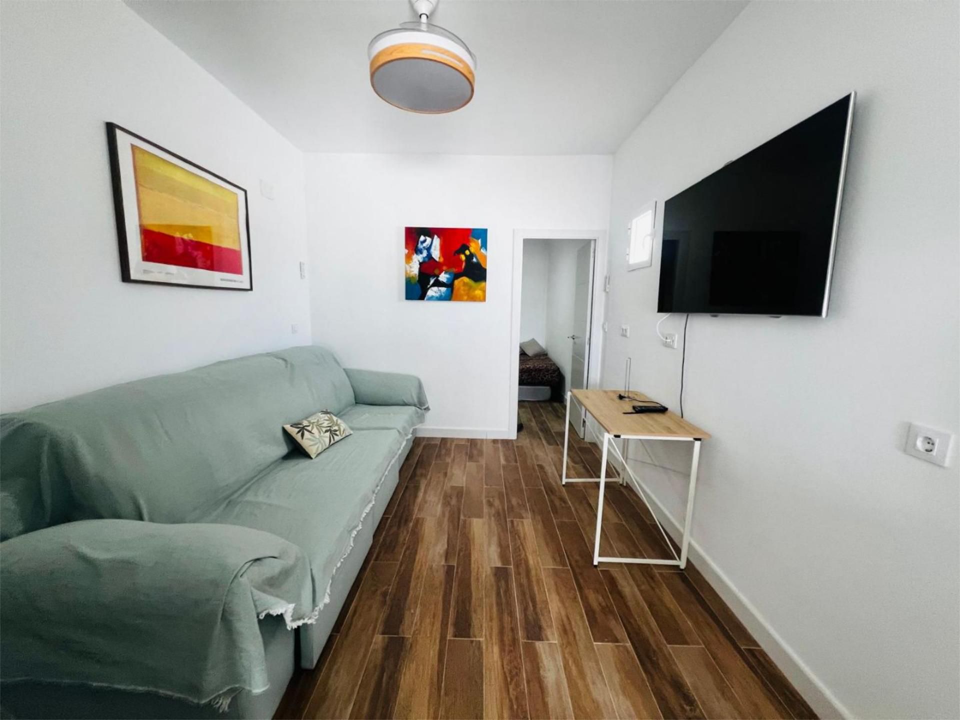 Living room of Flat to rent in Algeciras  with Parquet flooring, Terrace and Storage room