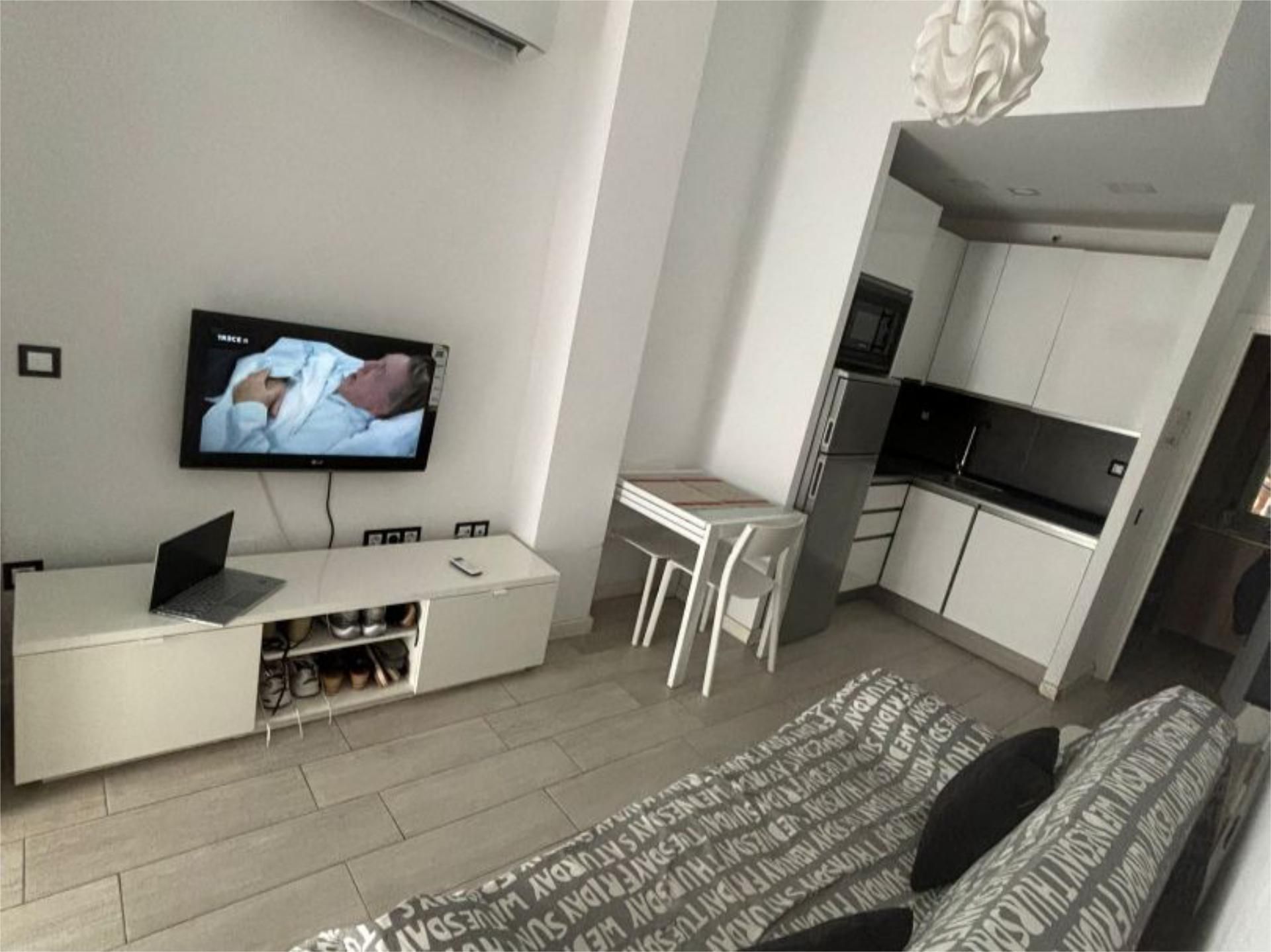 Sala d'estar de Pis de lloguer en L'Hospitalet de Llobregat amb Aire condicionat, Parquet i Moblat