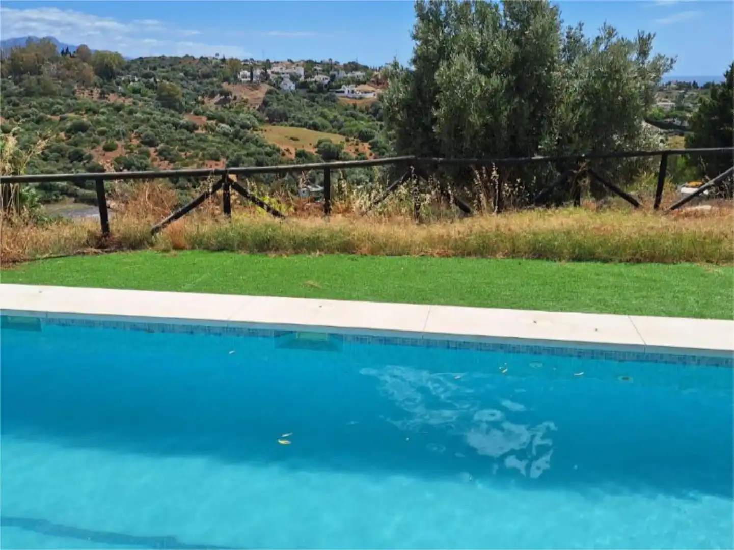 Houses for sale in Diseminado Bujeo Valeriano, 11, Los Llanos Swimming pool of Houses for sale in Estepona with Terrace, Swimming Pool and Balcony