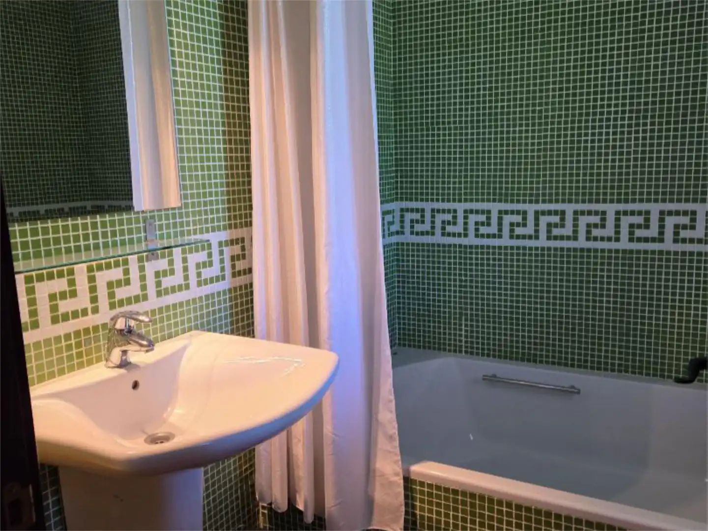 Houses for sale in Diseminado Bujeo Valeriano, 11, Los Llanos Bathroom of Houses for sale in Estepona with Terrace, Swimming Pool and Balcony
