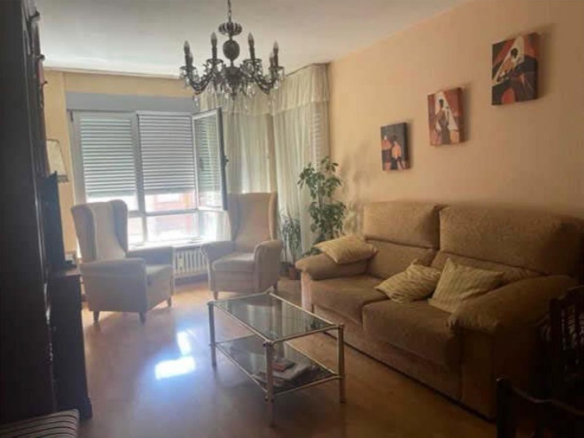 Sala d'estar de Pis en venda en León Capital  amb Calefacció, Parquet i Terrassa