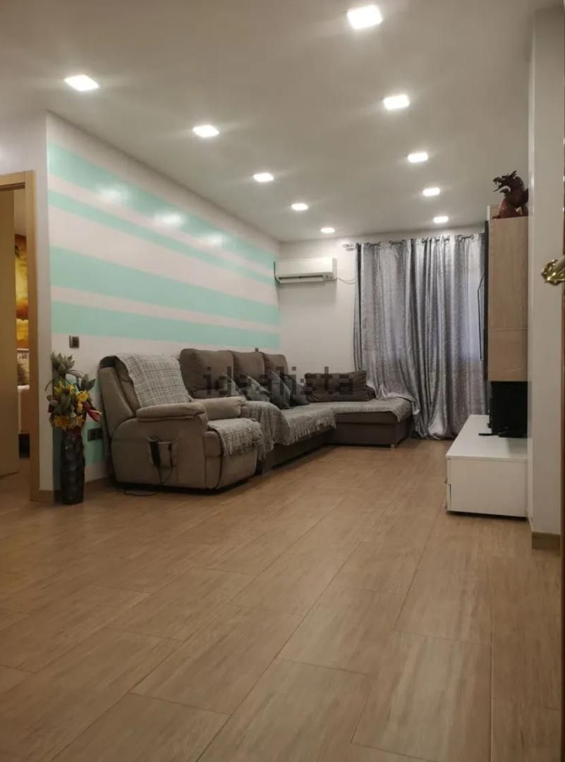 Living room of Flat for sale in  Sevilla Capital  with Air Conditioner, Community parking and Video intercom