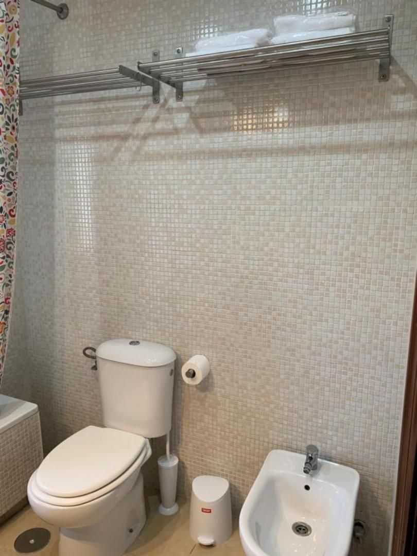 Bathroom of Flat to rent in  Sevilla Capital  with Air Conditioner, Furnished and Oven