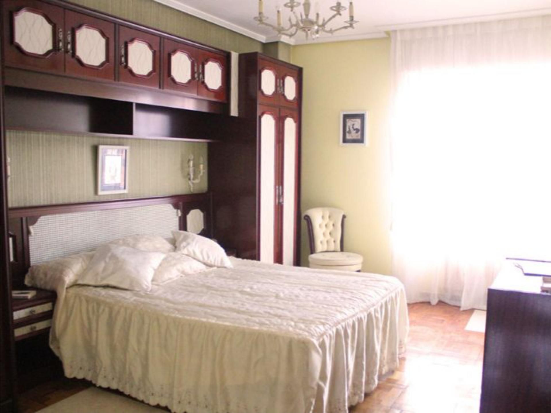 Flat to share in Avenida Herrera Oria, Alisal - San Román