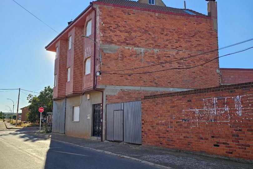 Single-family semi-detached for sale in Travesia San Martin, 4, Quintana del Marco, León - image 1 Photo 1 of Single-family semi-detached for sale in Travesia San Martin, 4, Quintana del Marco, León