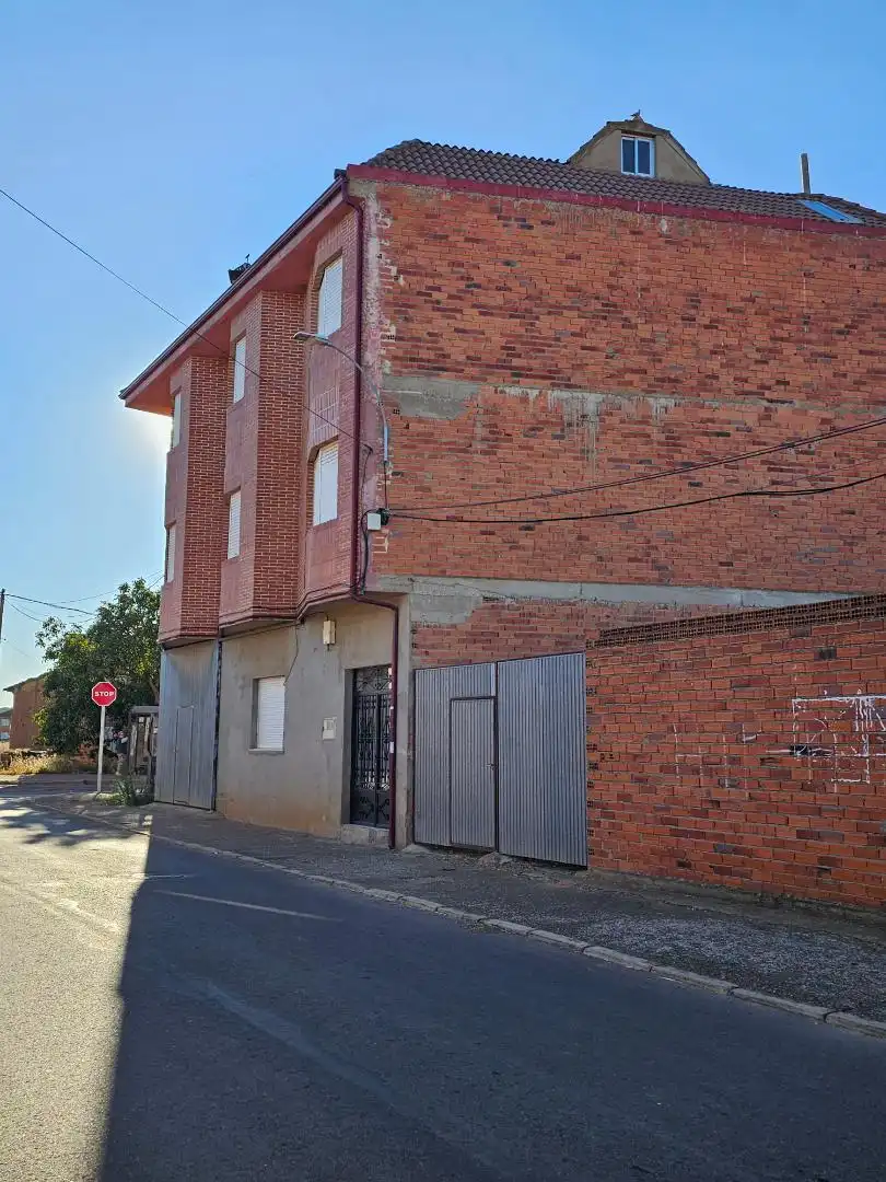 Casa adosada en venta en Travesia San Martin, 4, Quintana del Marco Vista exterior de Casa adosada en venta en Quintana del Marco con Balcón