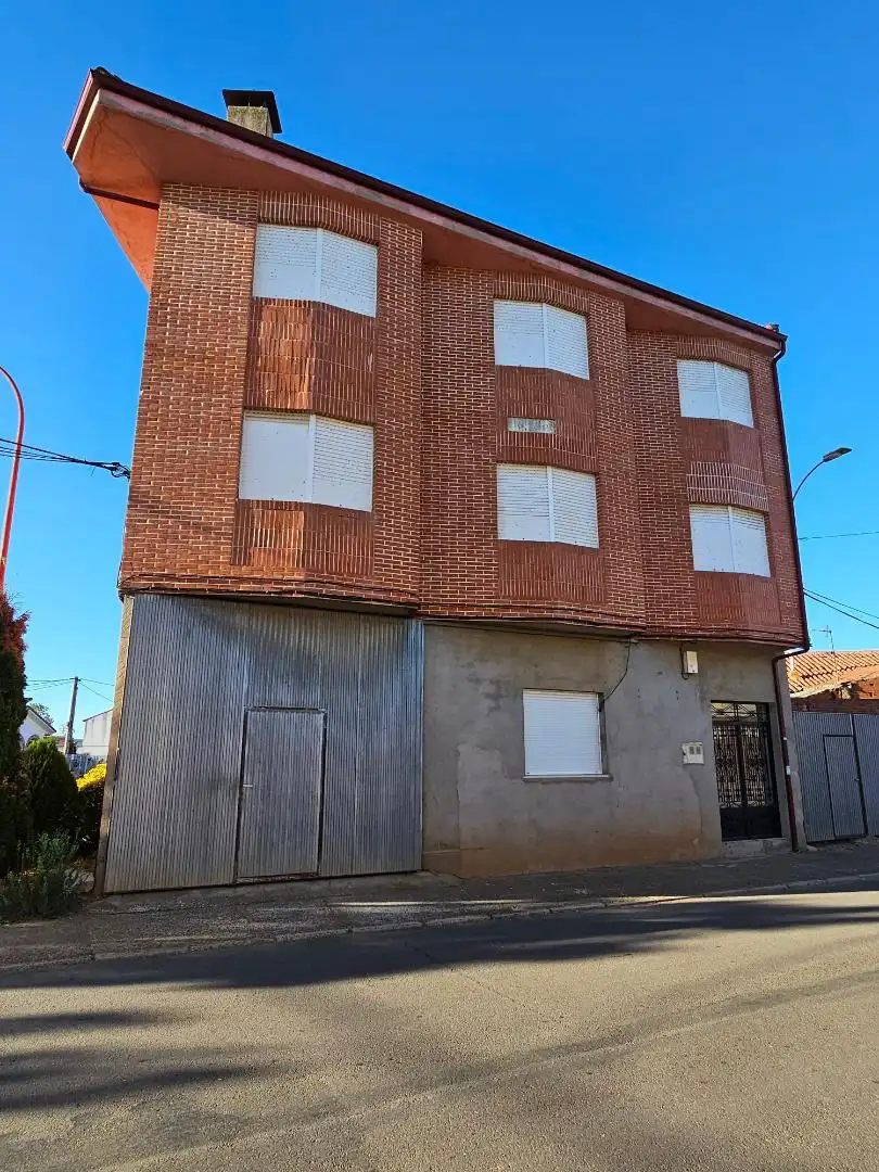 Casa adosada en venta en Travesia San Martin, 4, Quintana del Marco Vista exterior de Casa adosada en venta en Quintana del Marco con Balcón