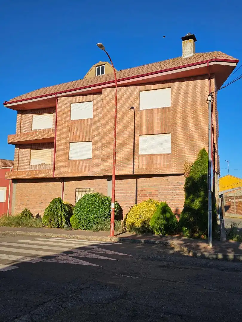 Casa adosada en venta en Travesia San Martin, 4, Quintana del Marco Vista exterior de Casa adosada en venta en Quintana del Marco con Balcón