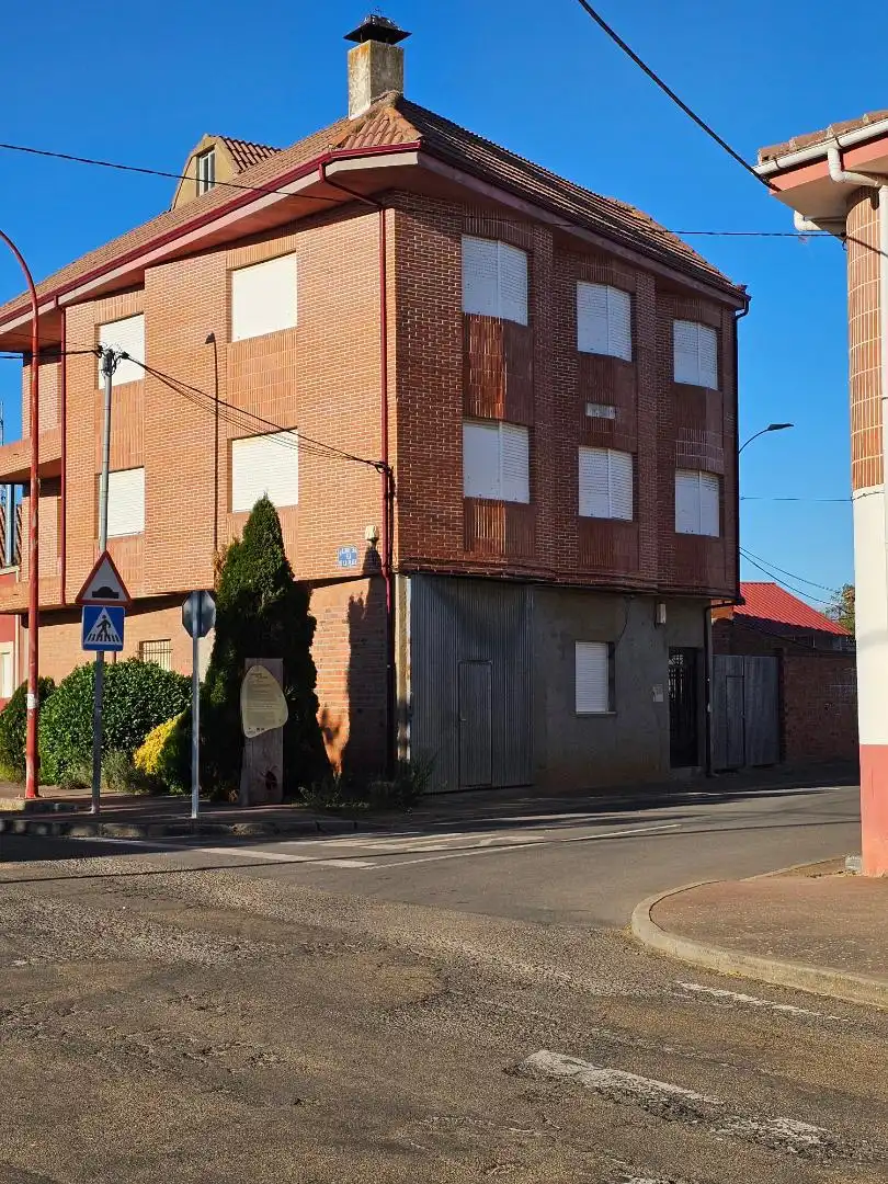 Casa adosada en venta en Travesia San Martin, 4, Quintana del Marco Vista exterior de Casa adosada en venta en Quintana del Marco con Balcón