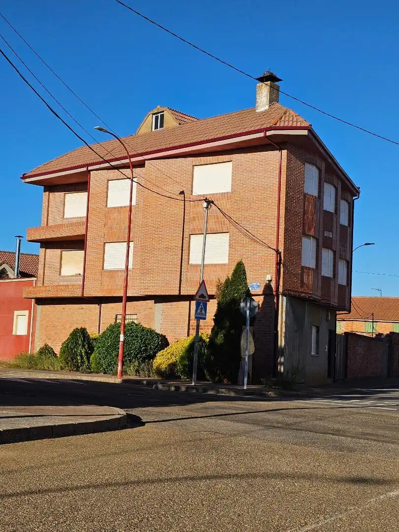 Casa adosada en venta en Travesia San Martin, 4, Quintana del Marco Vista exterior de Casa adosada en venta en Quintana del Marco con Balcón