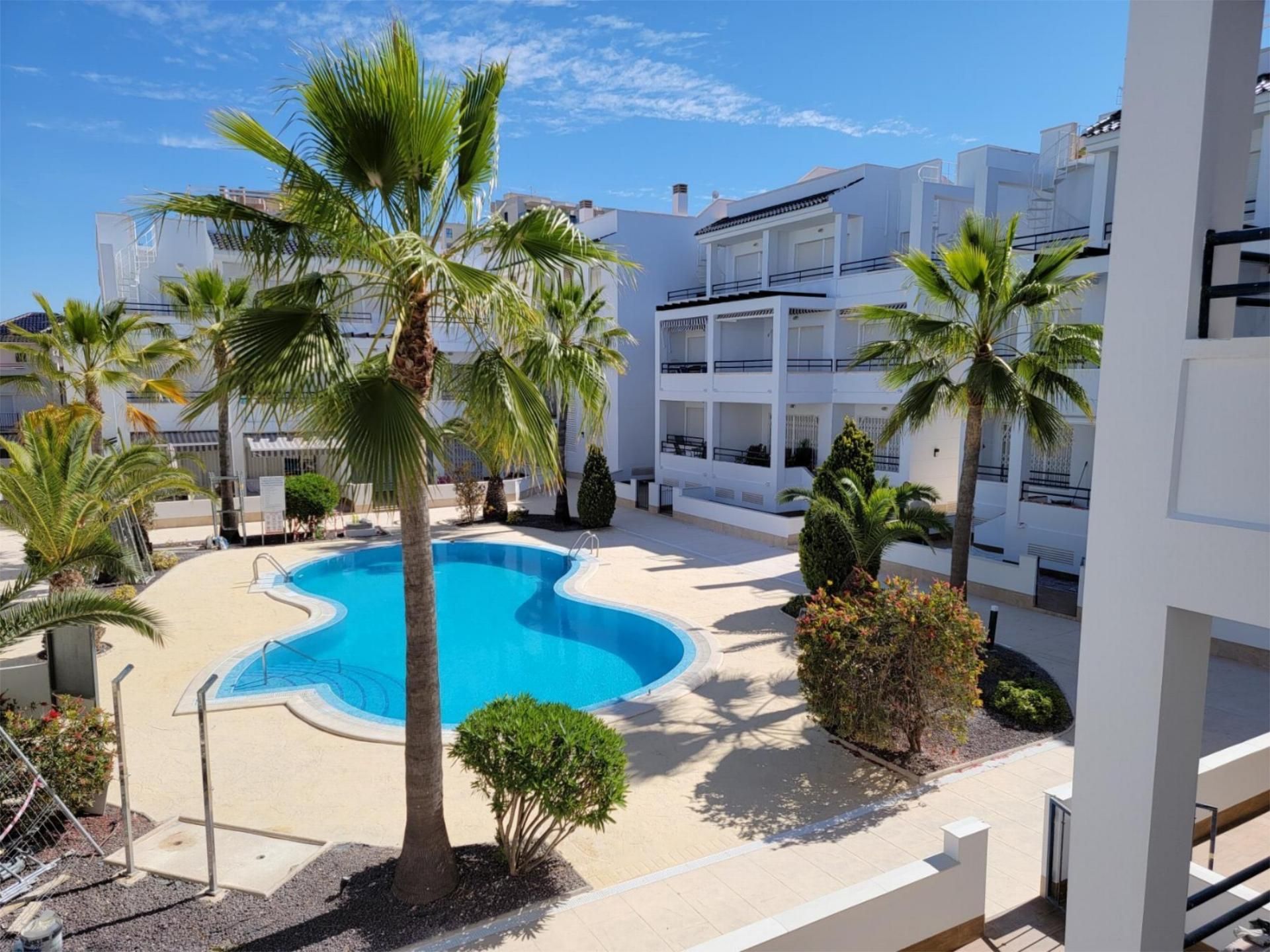 Piscina de Pis en venda en Torrevieja amb Aire condicionat, Calefacció i Terrassa