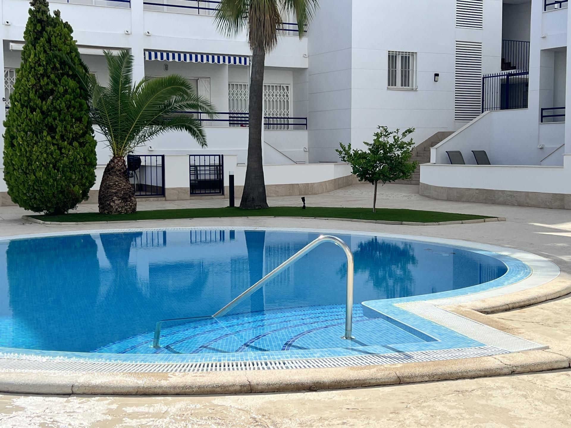Piscina de Pis en venda en Torrevieja amb Aire condicionat, Calefacció i Terrassa