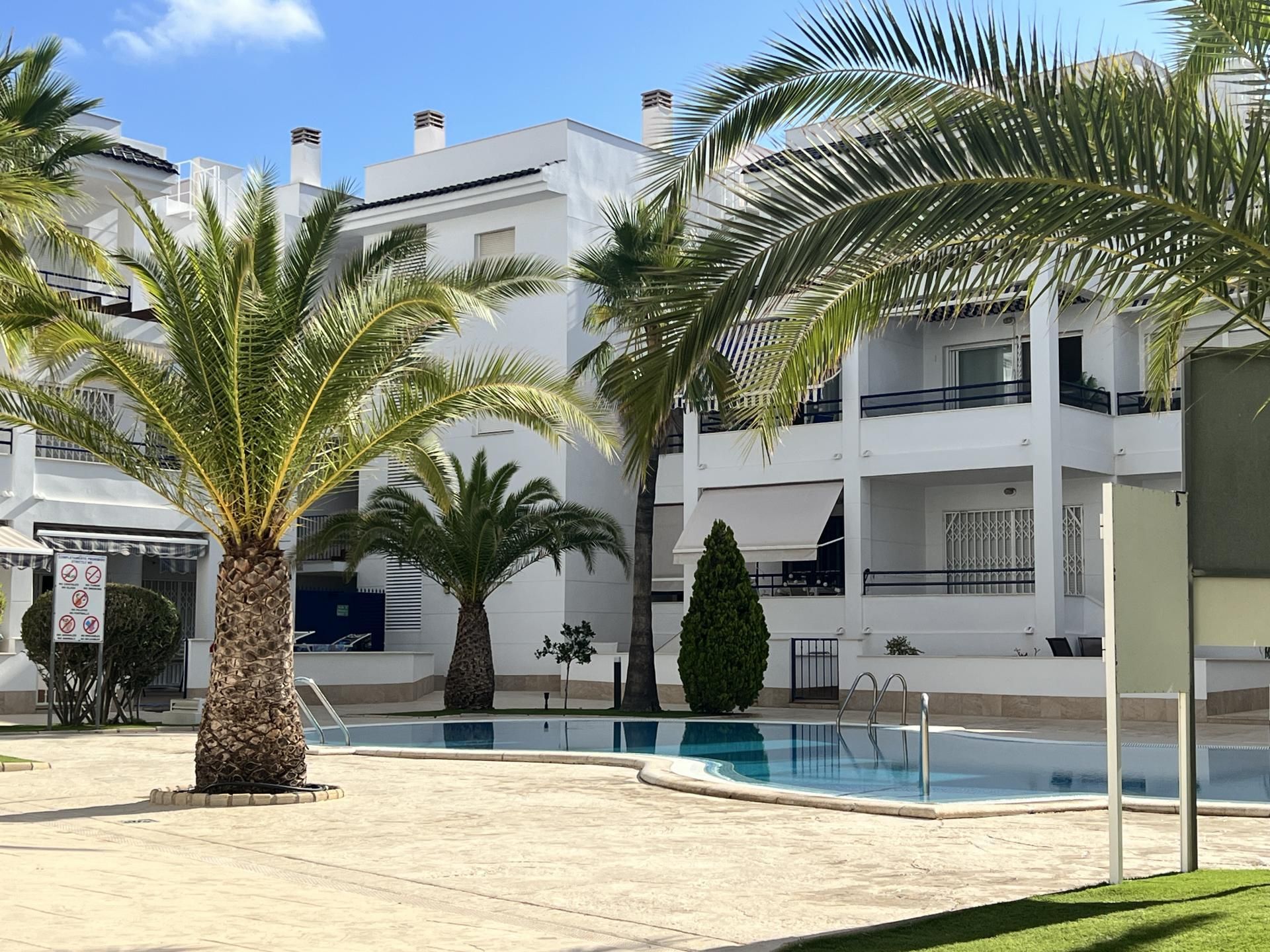 Piscina de Piso en venta en Torrevieja con Aire acondicionado, Calefacción y Jardín privado