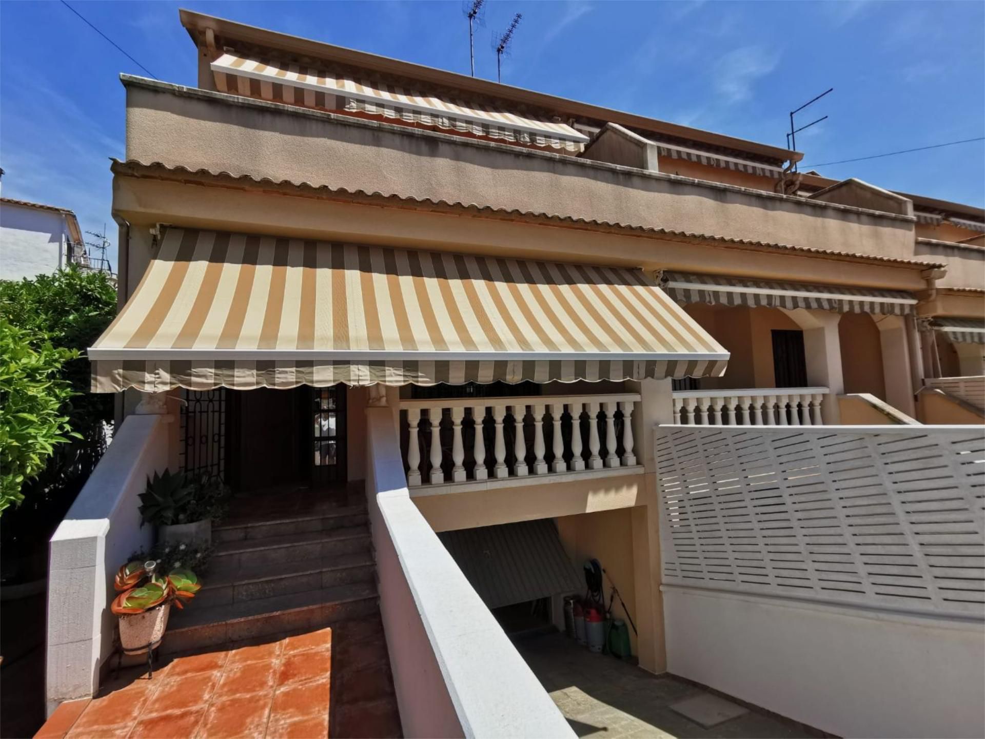 Vista exterior de Casa adosada en venda en Creixell amb Aire condicionat, Terrassa i Balcó