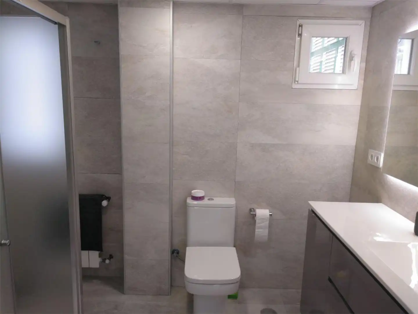 Room in Carrer d'Amadeu de Savoia, 19, Mestalla Bathroom of Flat for share in Valencia with Air Conditioner, Heating and Parquet flooring