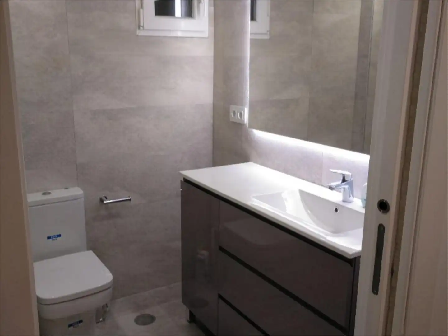 Room in Carrer d'Amadeu de Savoia, 19, Mestalla Bathroom of Flat for share in Valencia with Air Conditioner, Heating and Parquet flooring