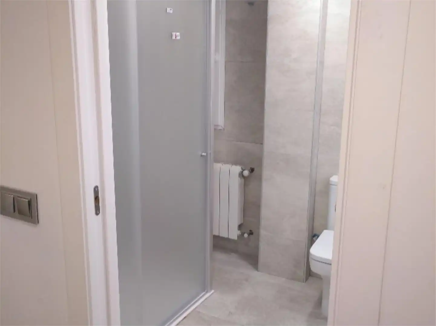 Room in Carrer d'Amadeu de Savoia, 19, Mestalla Bathroom of Flat for share in Valencia with Air Conditioner, Heating and Parquet flooring