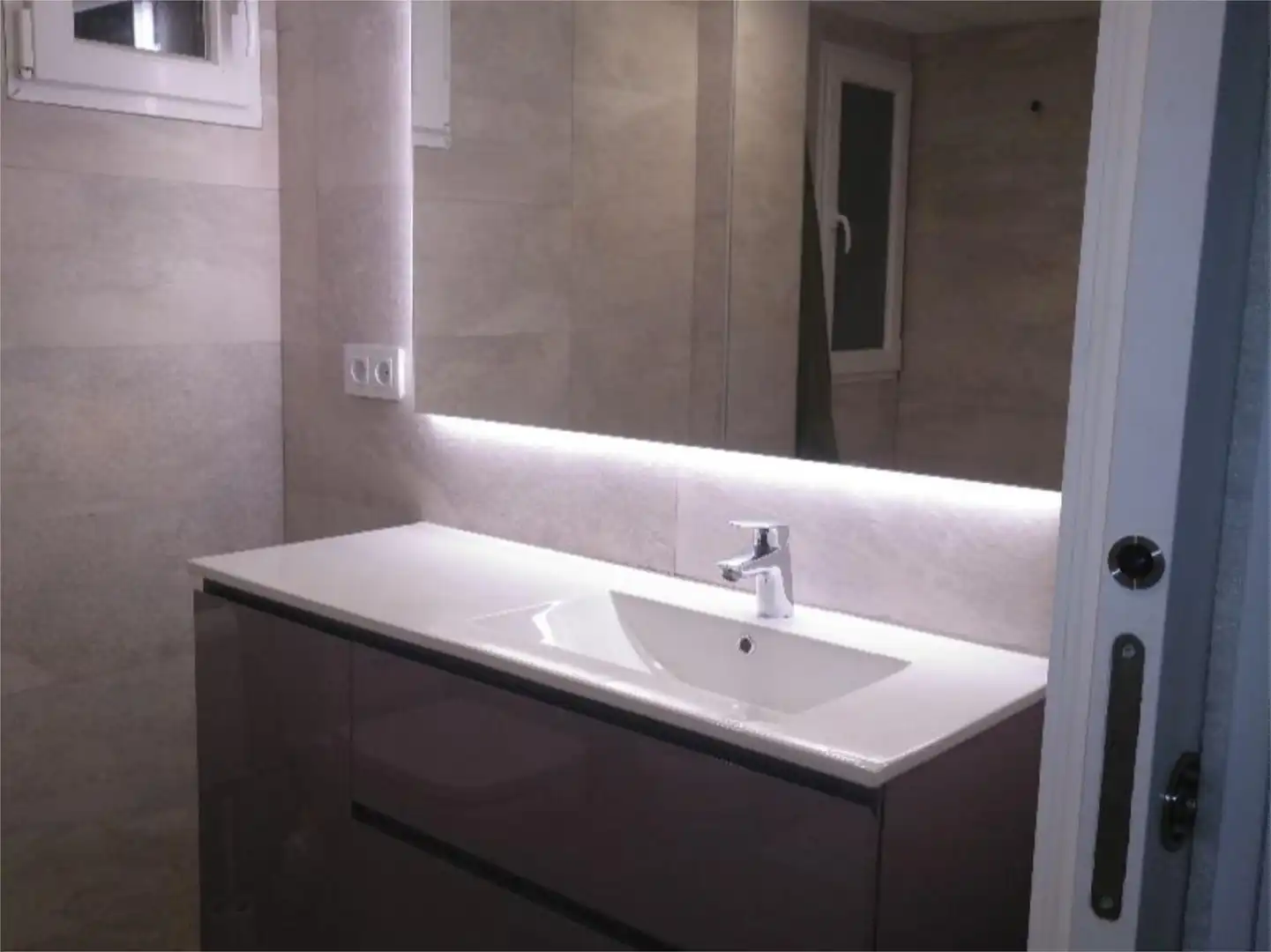 Room in Carrer d'Amadeu de Savoia, 19, Mestalla Bathroom of Flat for share in Valencia with Air Conditioner, Heating and Parquet flooring
