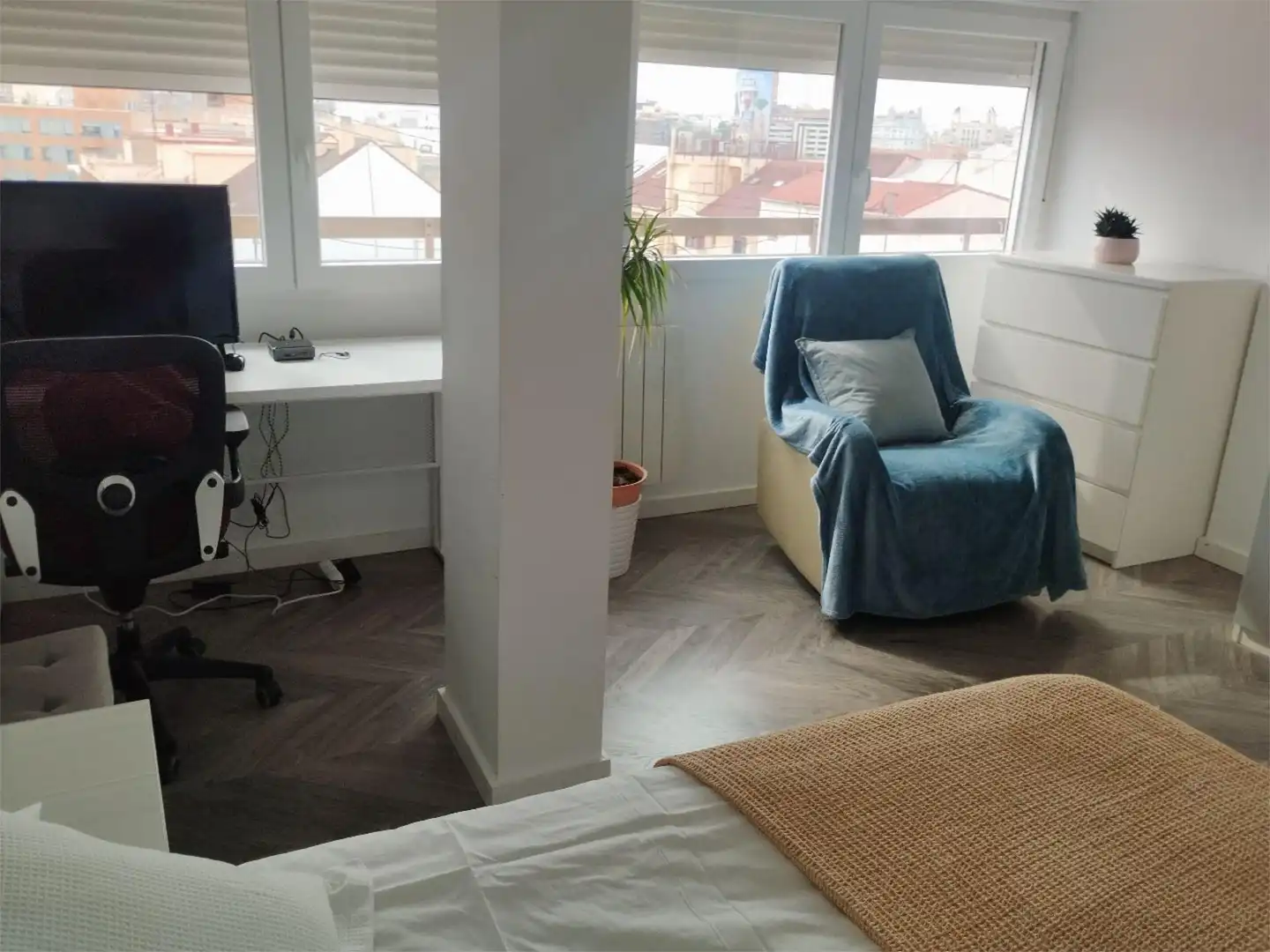 Room in Carrer d'Amadeu de Savoia, 19, Mestalla Bedroom of Flat for share in Valencia with Air Conditioner, Heating and Parquet flooring