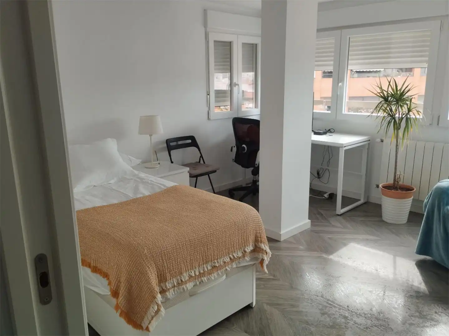 Room in Carrer d'Amadeu de Savoia, 19, Mestalla Bedroom of Flat for share in Valencia with Air Conditioner, Heating and Parquet flooring