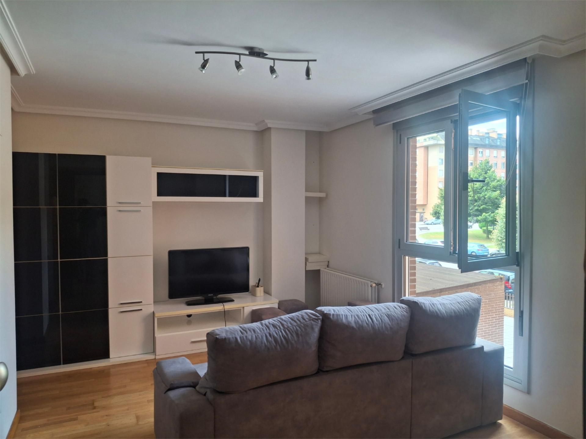 Sala de estar de Piso en venta en Oviedo  con Calefacción, Trastero y Parking comunitario