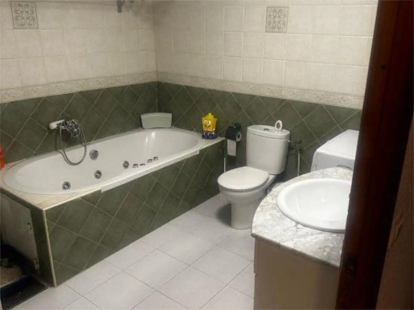 Room in Calle de Virgen de los Reyes, 25, Concepción Bathroom of Flat for share in Madrid with Heating and Furnished