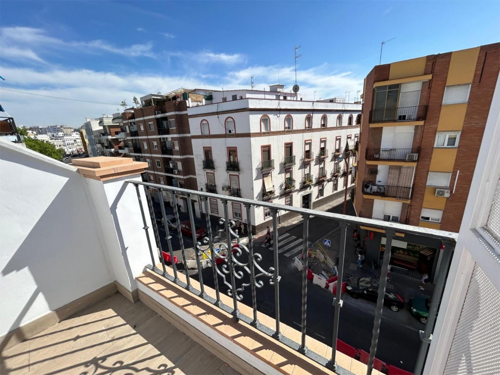 Exterior view of Attic for sale in  Sevilla Capital  with Air Conditioner, Terrace and Balcony