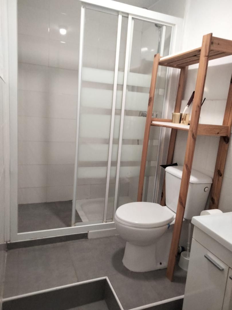 Baño de Estudio de alquiler en  Valencia Capital con Amueblado, Lavadora y Microondas