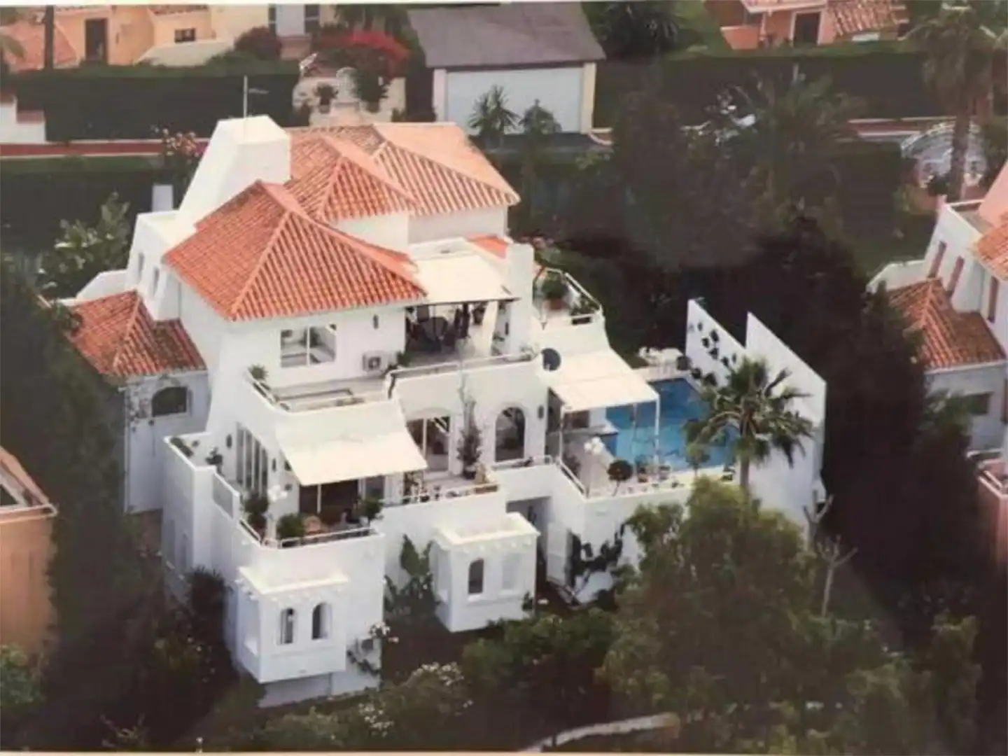 Houses for sale in Urbanizacion Lomas de Nueva Andalucia, 15, Los Naranjos Exterior view of Houses for sale in Marbella with Air Conditioner, Terrace and Swimming Pool