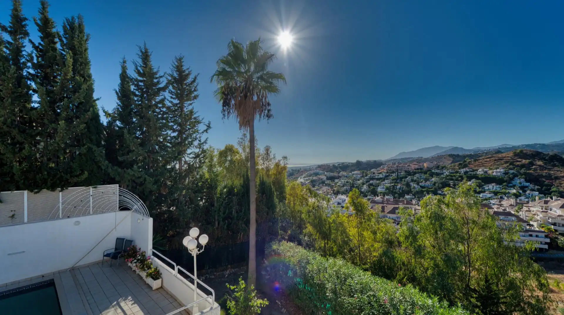 Haus oder Chalet zum Verkauf in Urbanizacion Lomas de Nueva Andalucia, 15, Los Naranjos Außenansicht von Haus oder Chalet zum Verkauf in Marbella mit Klimaanlage, Terrasse und Schwimmbad