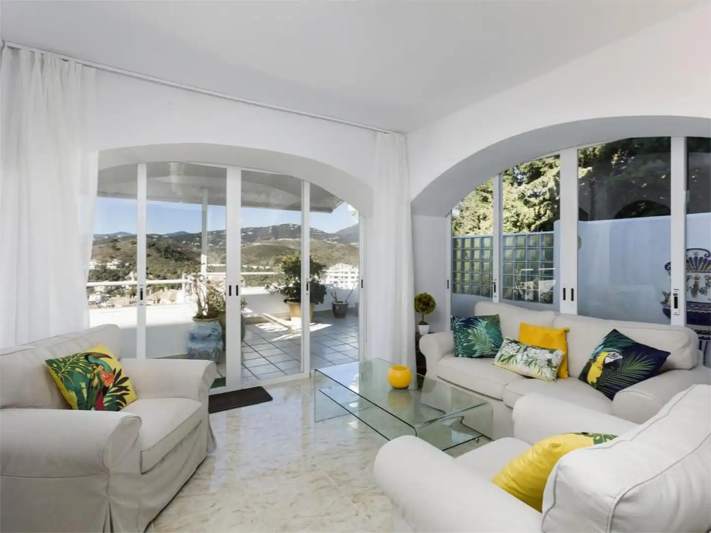 Houses for sale in Urbanizacion Lomas de Nueva Andalucia, 15, Los Naranjos Living room of Houses for sale in Marbella with Air Conditioner, Terrace and Swimming Pool