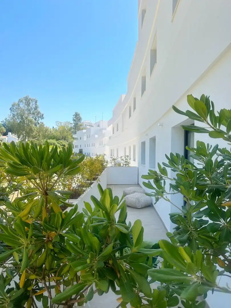 Pis en venda a Avenida del Fuego, 40, Guadalobón Vista exterior de Pis en venda en Estepona amb Aire condicionat, Calefacció i Jardí privat