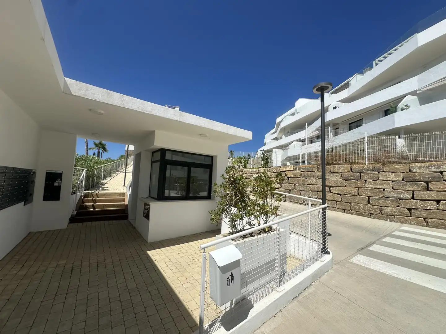 Pis en venda a Avenida del Fuego, 40, Guadalobón Vista exterior de Pis en venda en Estepona amb Aire condicionat, Calefacció i Jardí privat