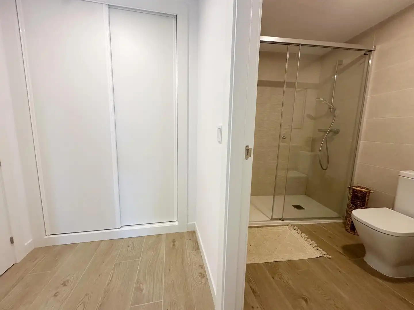 Pis en venda a Avenida del Fuego, 40, Guadalobón Bany de Pis en venda en Estepona amb Aire condicionat, Calefacció i Jardí privat