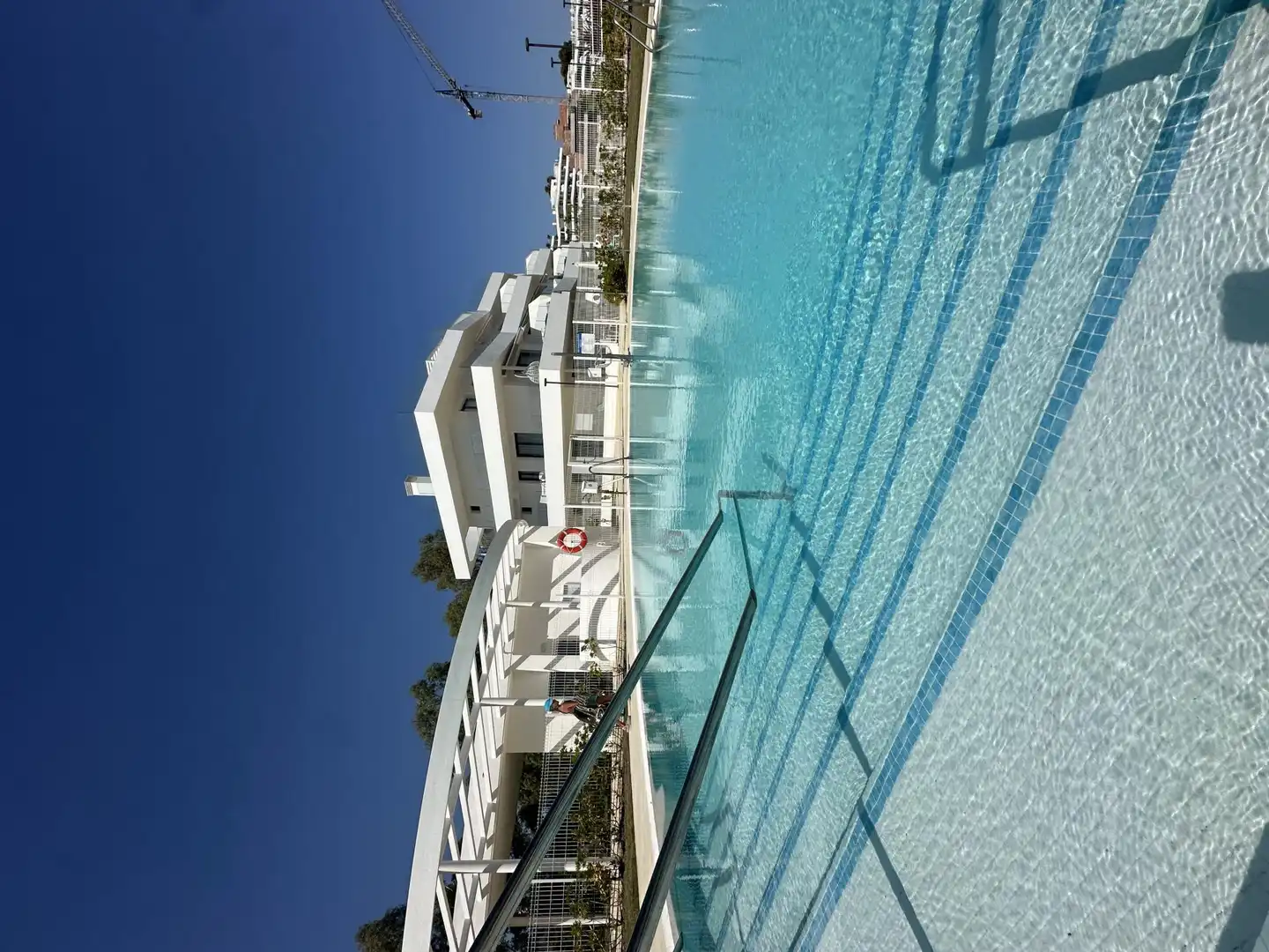 Pis en venda a Avenida del Fuego, 40, Guadalobón Piscina de Pis en venda en Estepona amb Aire condicionat, Calefacció i Jardí privat