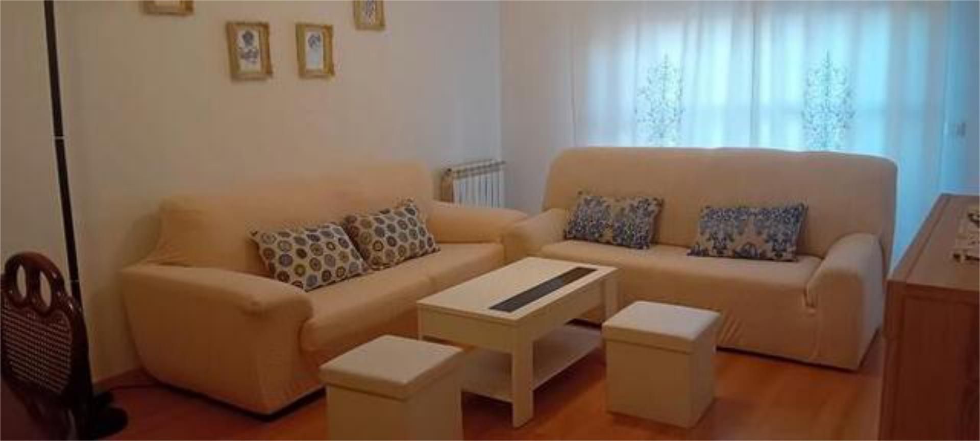 Sala d'estar de Pis de lloguer en Cáceres Capital amb Calefacció, Terrassa i Moblat