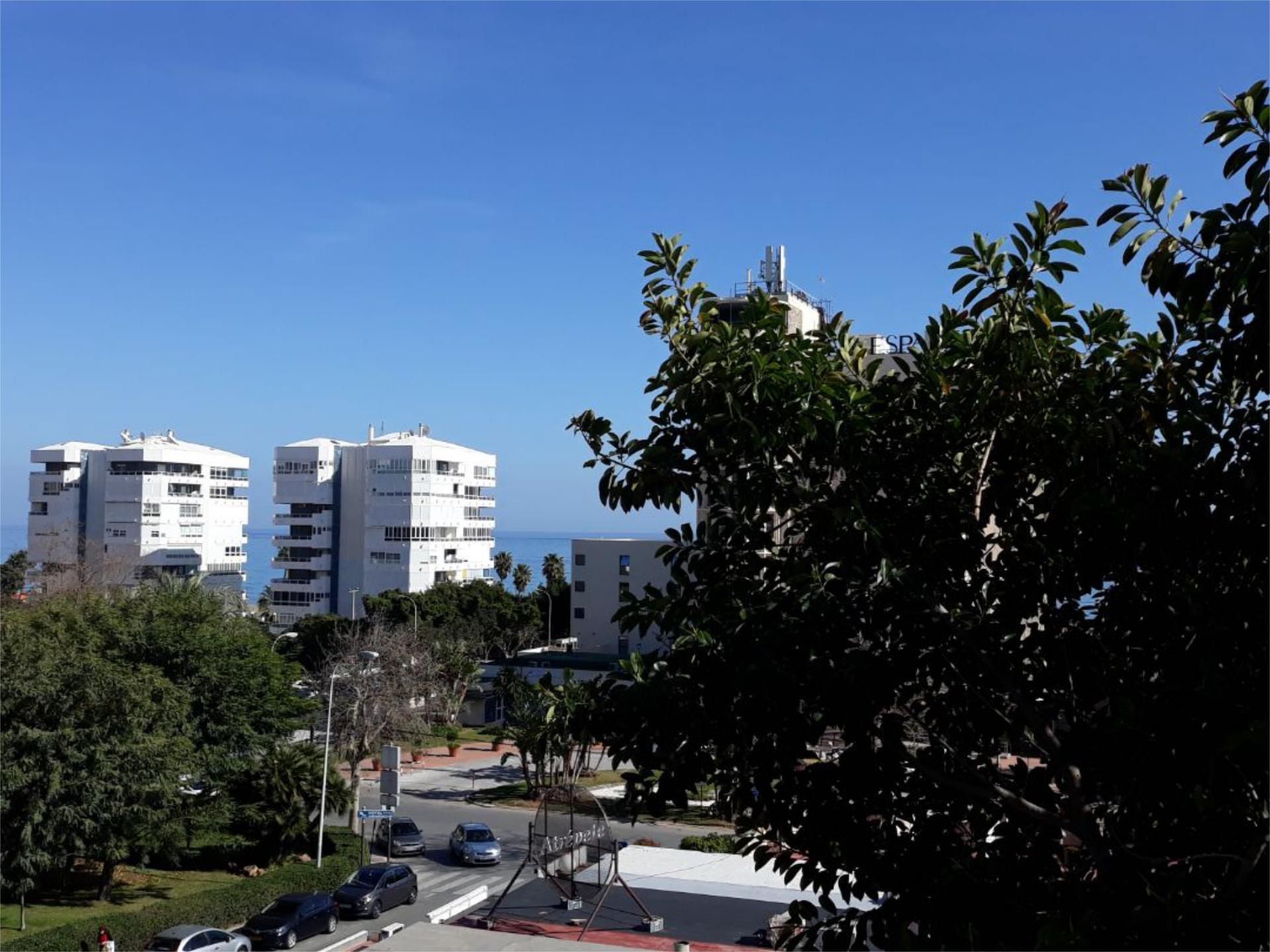 Vista exterior de Àtic de lloguer en Torremolinos amb Aire condicionat, Calefacció i Jardí privat