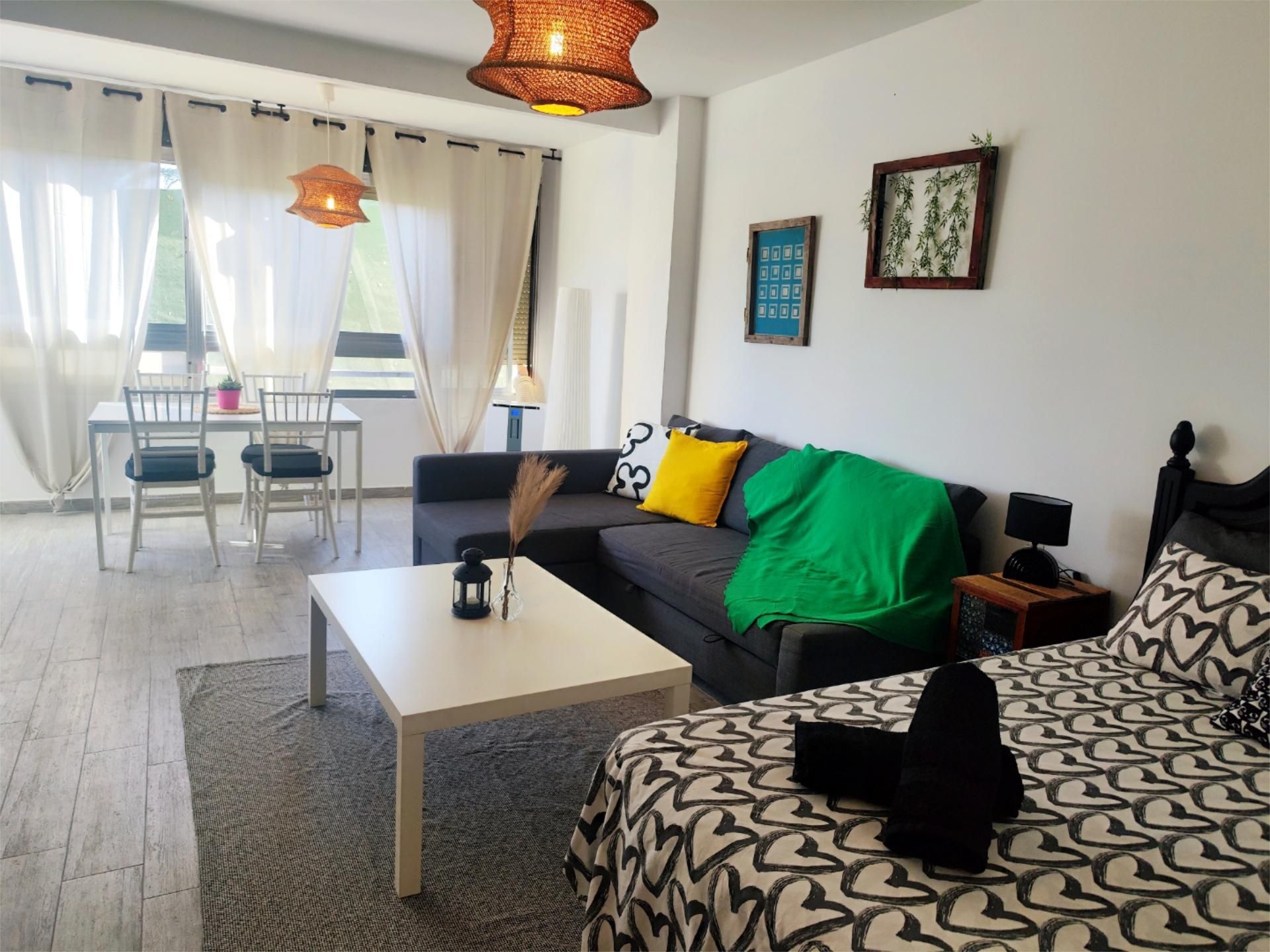 Sala de estar de Estudio de alquiler en Roquetas de Mar con Aire acondicionado, Lavadora y Microondas