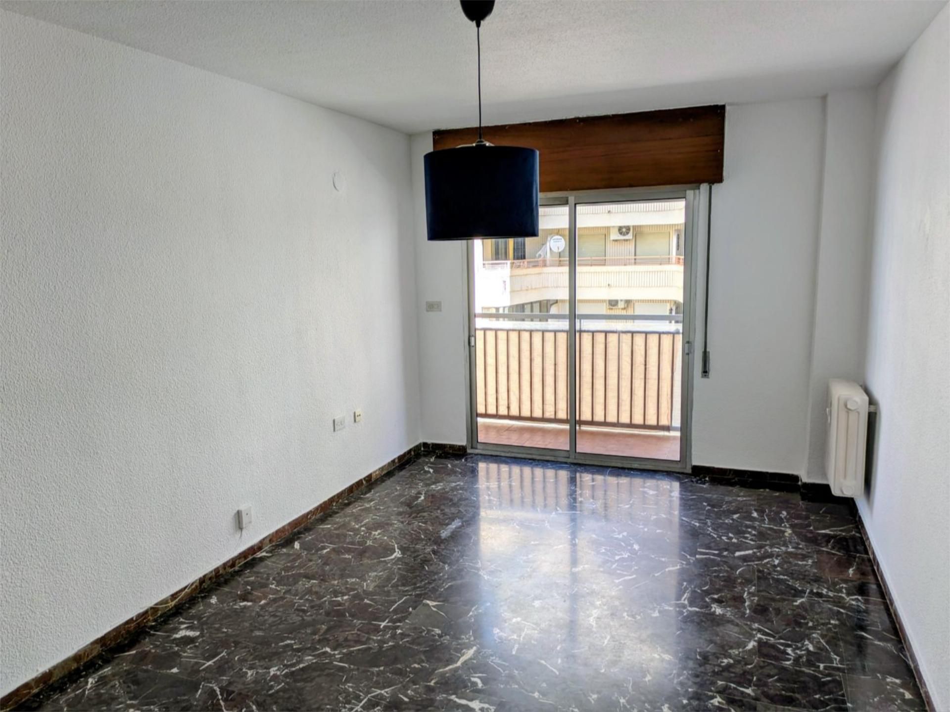 Flat to rent in  Granada Capital  with Balcony