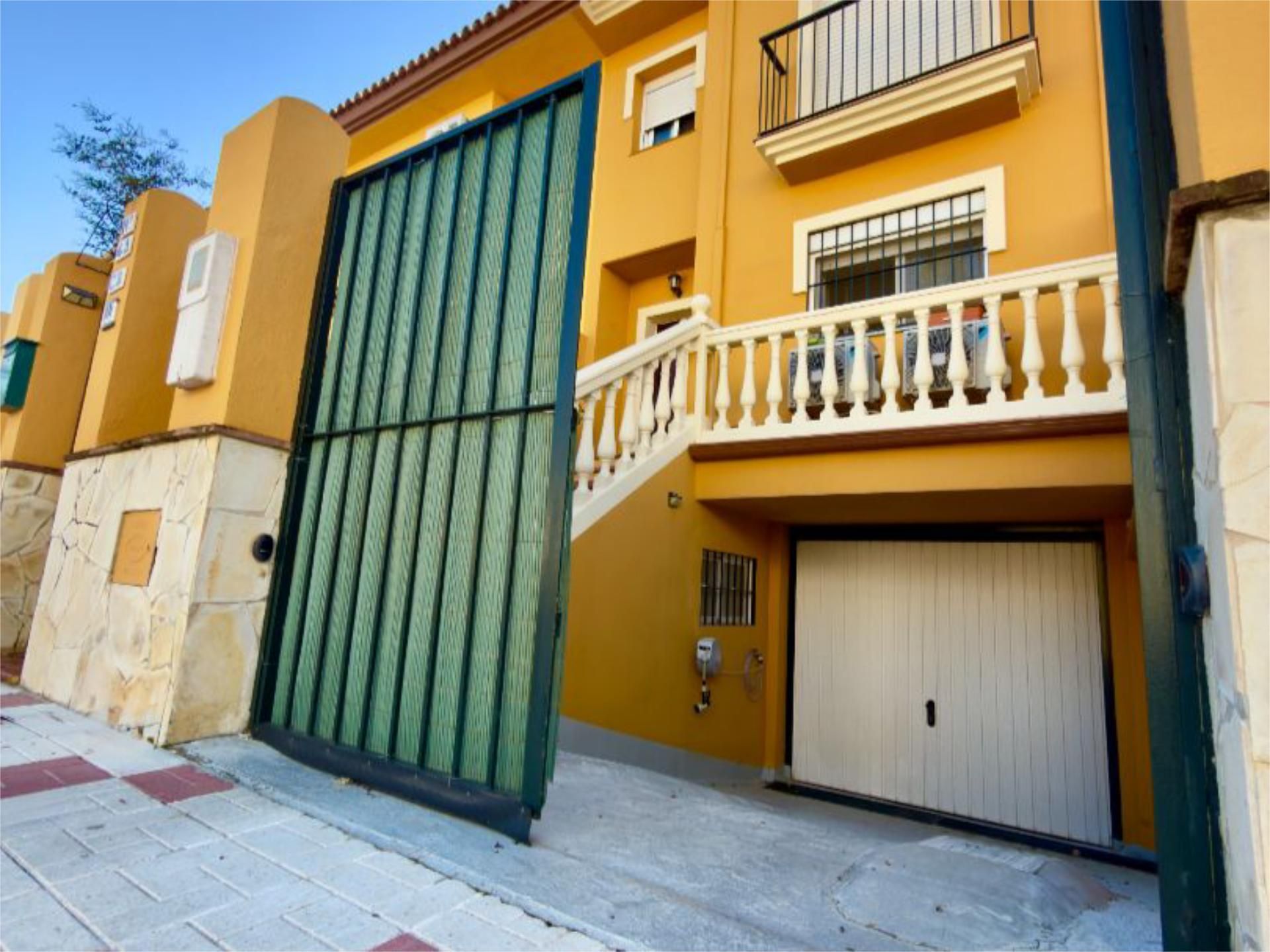 Vista exterior de Casa adosada en venda en Rincón de la Victoria amb Aire condicionat, Calefacció i Jardí privat