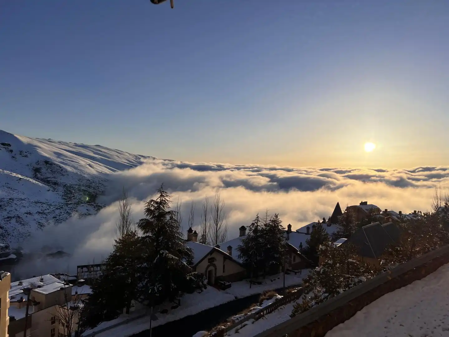 Casa adosada en venda a Urbanizacion Solynieve, 21, Zona media Vista exterior de Casa adosada en venda en Sierra Nevada amb Calefacció, Moblat i Aparcament comunitari