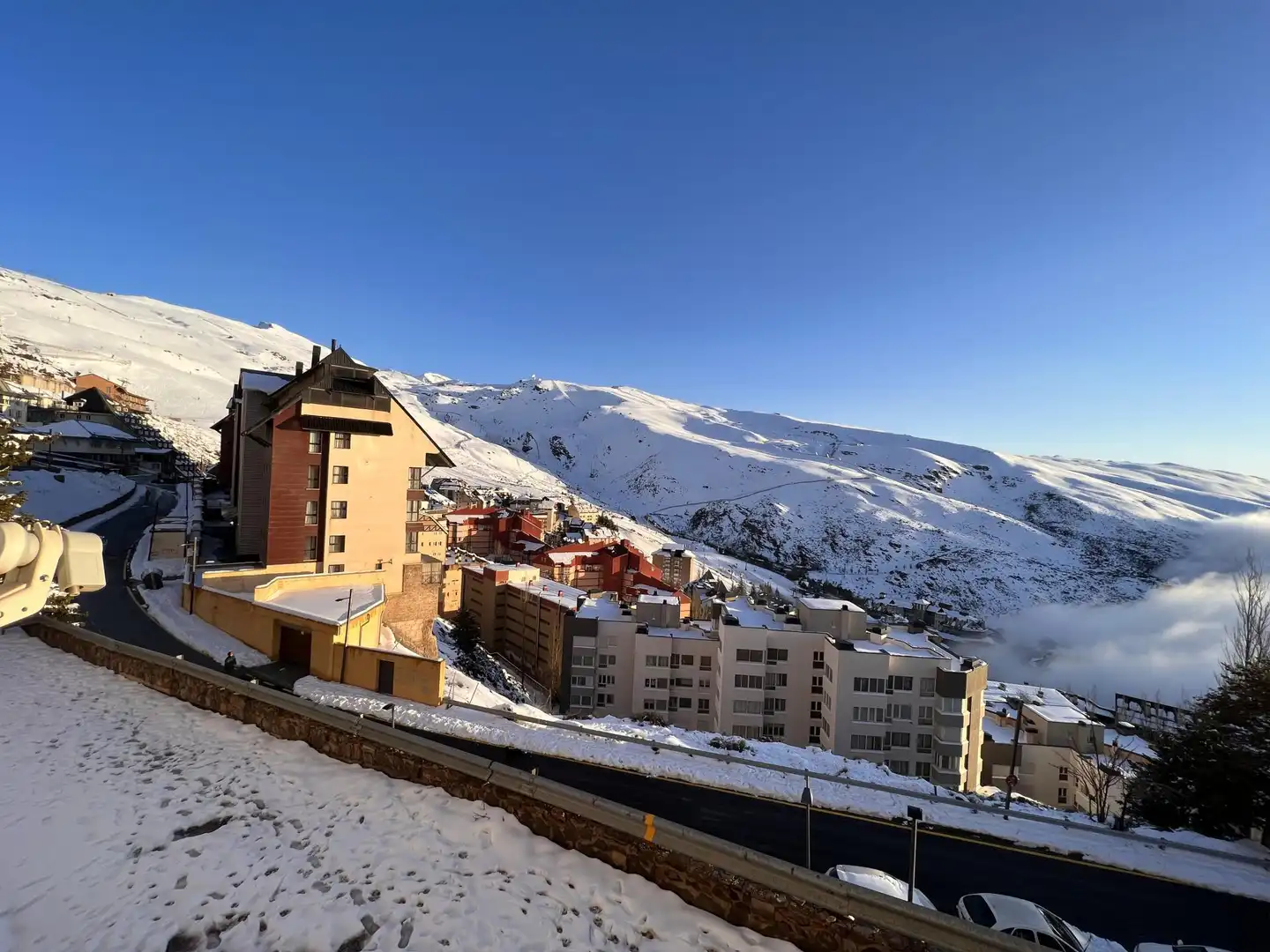 Casa adosada en venda a Urbanizacion Solynieve, 21, Zona media Vista exterior de Casa adosada en venda en Sierra Nevada amb Calefacció, Moblat i Aparcament comunitari